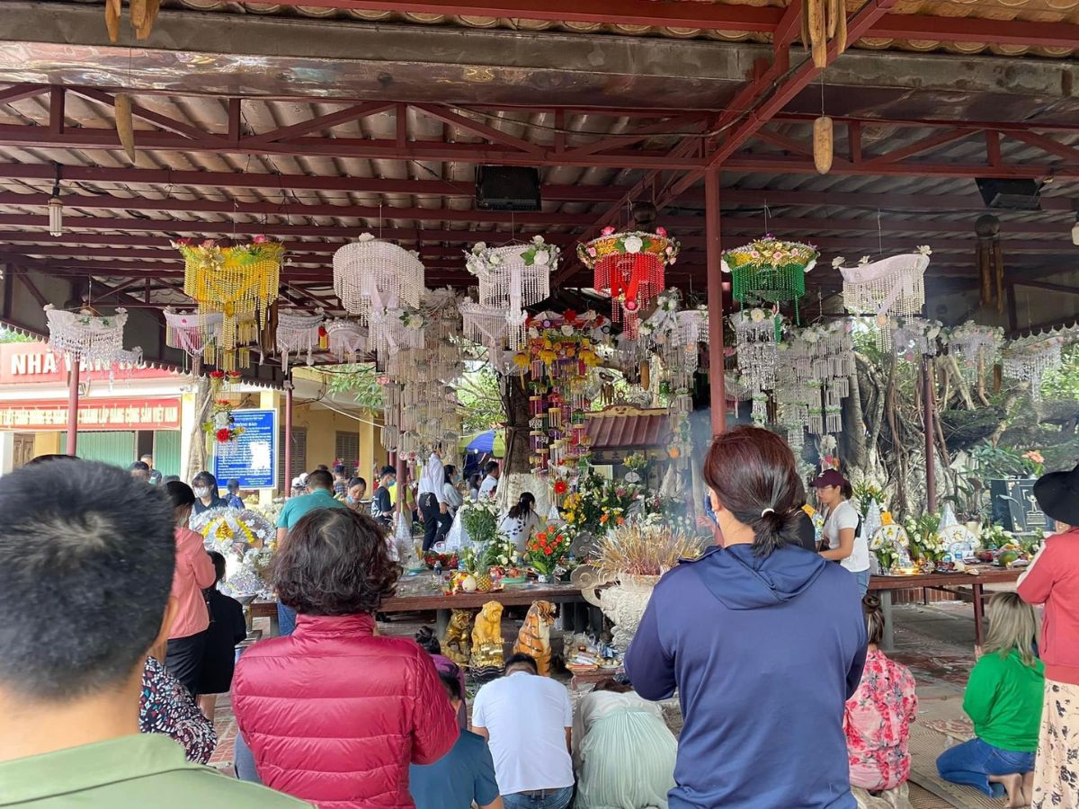 Dâng lễ ở miếu thờ dưới cây đa 13 gốc.