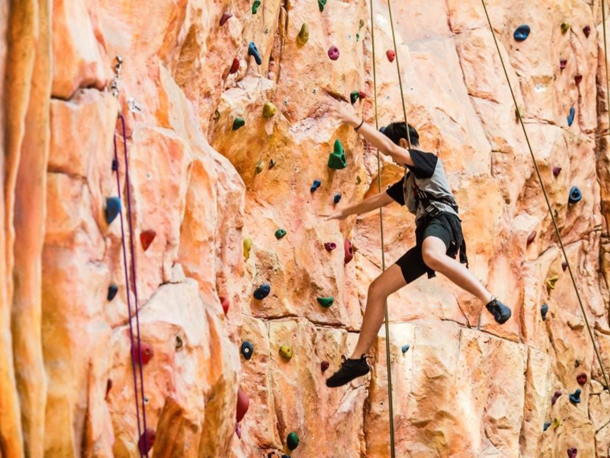 tuong-leo-nui-trong-nha-tai-ba-na-hills-duoc-thiet-ke-voi-nhieu-do-kho-khac-nhau