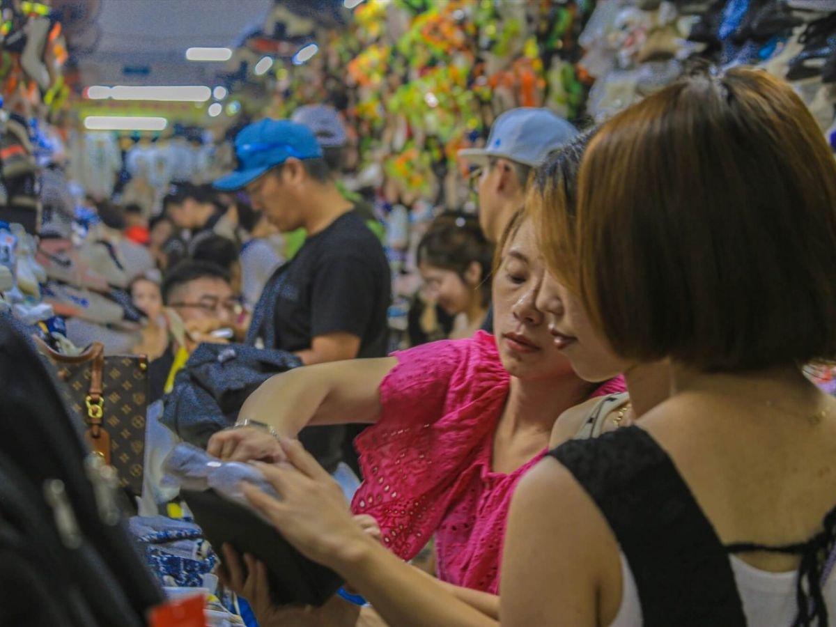 Du khách nên có thái độ thân thiện khi mua sắm tại chợ Hàn Đà Nẵng