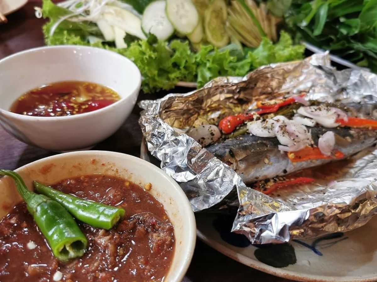 Bánh tráng cuốn cá nục ở quán Bà Mua được thực khách đánh giá cao