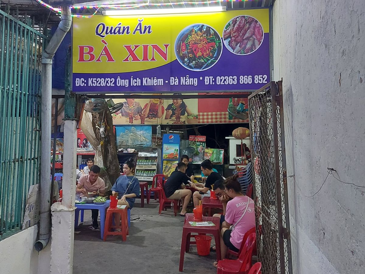 Quán Bà Xin Đà Nẵng phục vụ món bánh tráng cuốn cá nục thơm ngon