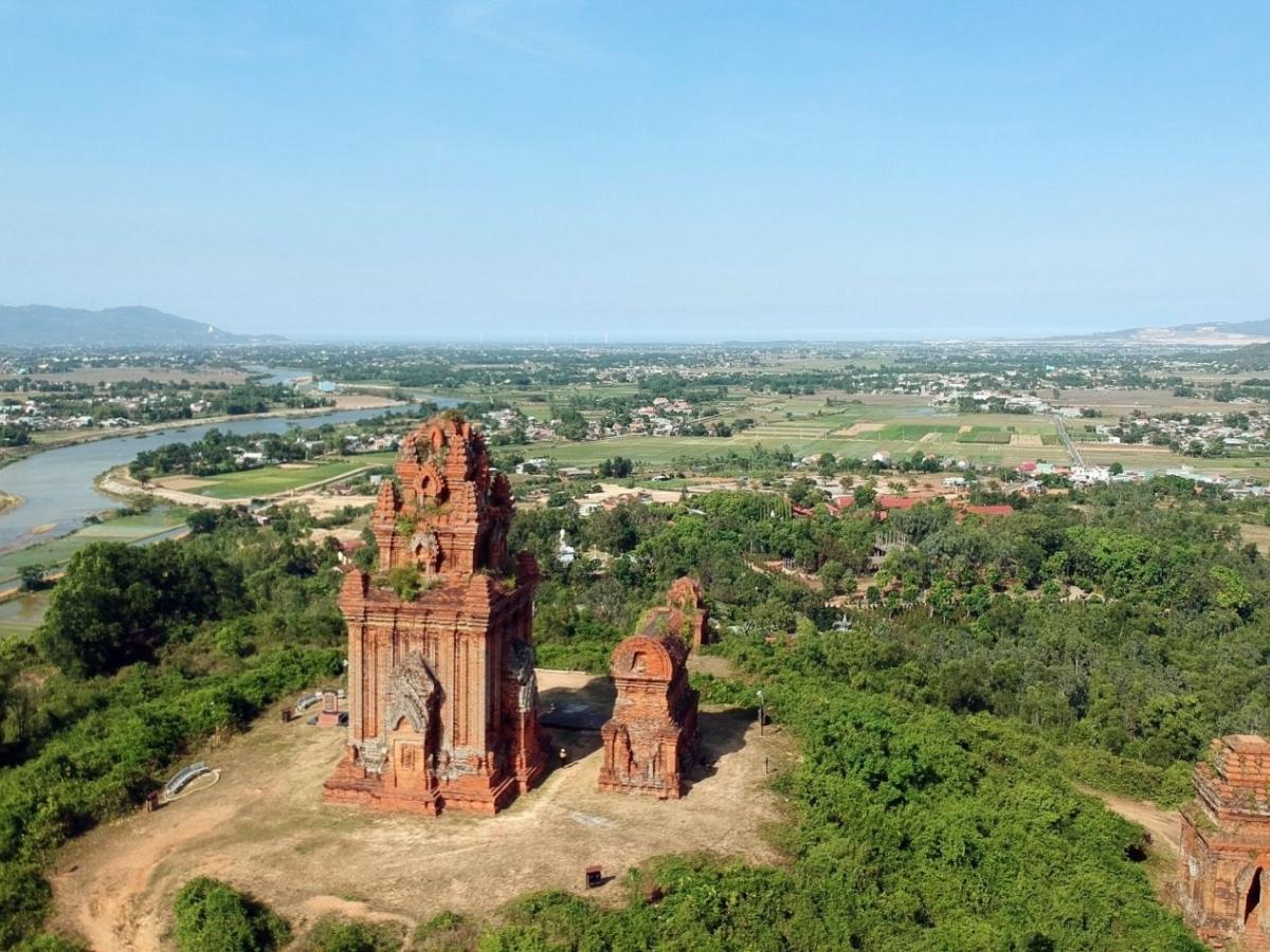 Quy Nhơn nổi bật với di sản văn hóa Chăm Pa cùng quần thể Tháp Đôi, Tháp Bánh Ít giữ nguyên vẻ cổ kính qua thời gian