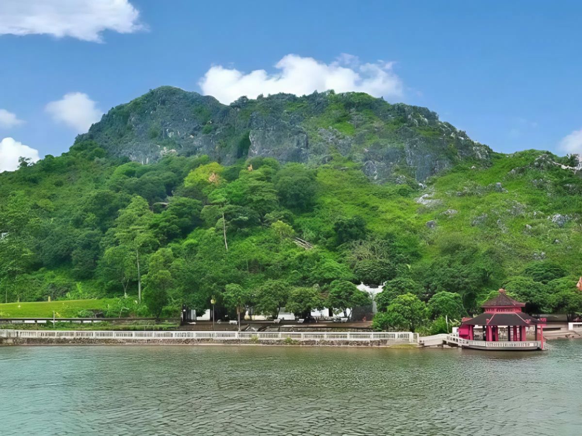 Cảnh quan thiên nhiên hùng vĩ, hữu tình tại núi Cấm.