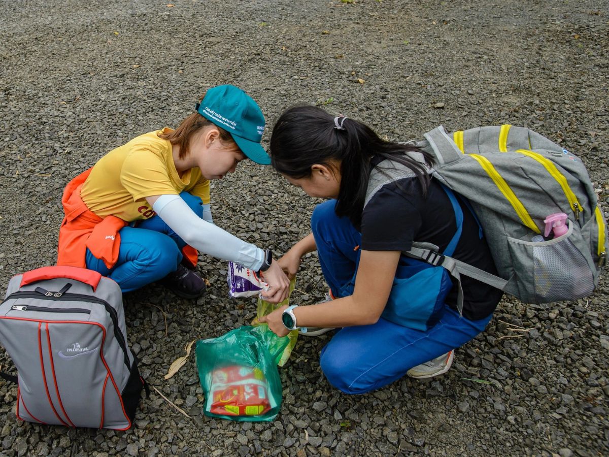 Trang bị đầy đủ vật dụng giúp chuyển leo núi suôn sẻ và an toàn hơn.