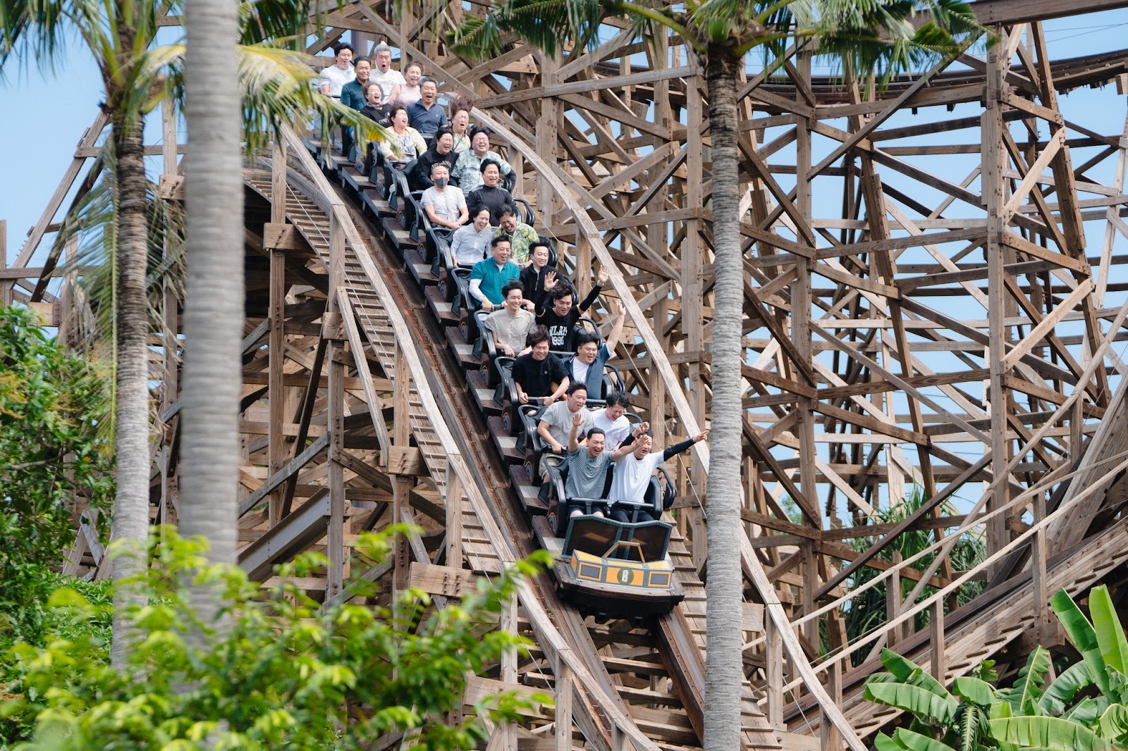 Du khách trải nghiệm đường trượt gỗ độc đáo trong công viên chủ đề Làng Exotica.