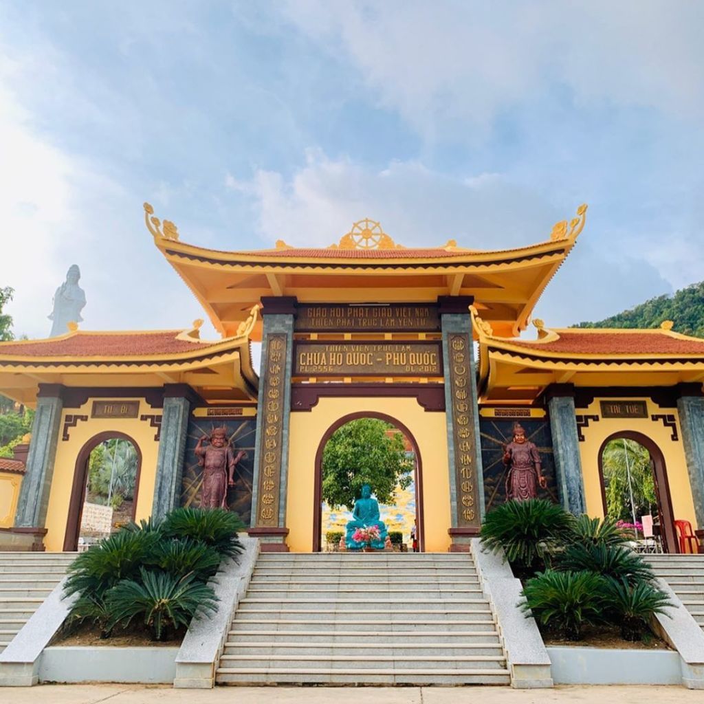 Chùa Hộ Quốc được nhiều du khách ghé thăm để cầu bình an.