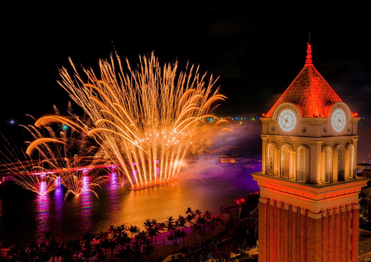 Show “Bản giao hưởng đại dương” diễn ra tại vịnh biển Thị trấn Hoàng Hôn.