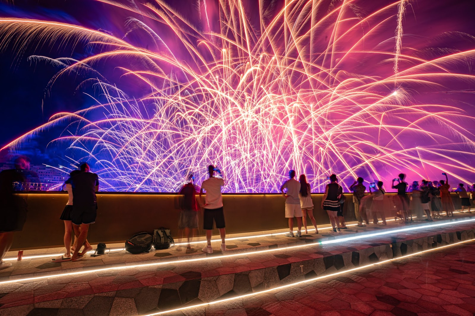 Cầu Hôn cũng là một vị trí đẹp và độc đáo để xem show “Bản giao hưởng đại dương”.