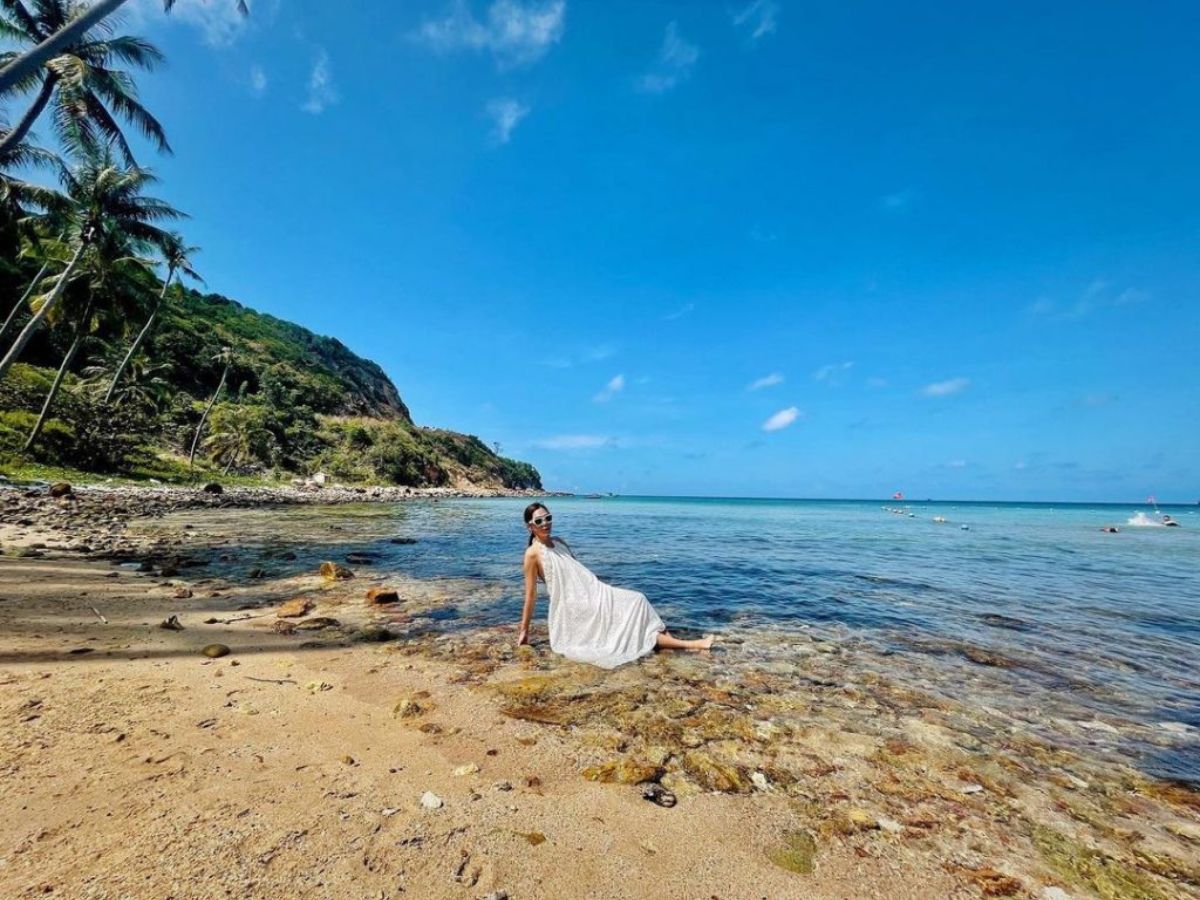 Vẻ đẹp hoang sơ giúp Bãi Cây Mến trở thành điểm dừng chân thư giãn lý tưởng.