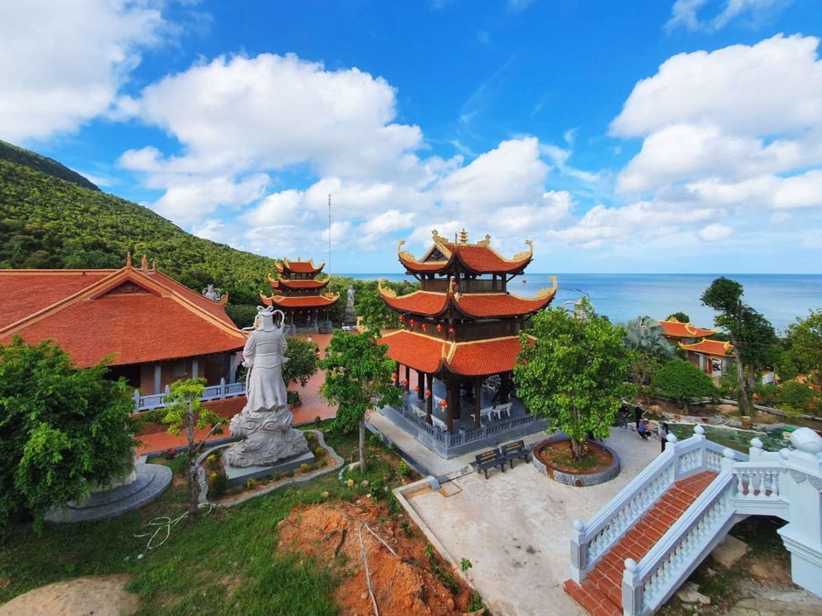 Tham quan và chiêm bái tại chùa Hộ Quốc