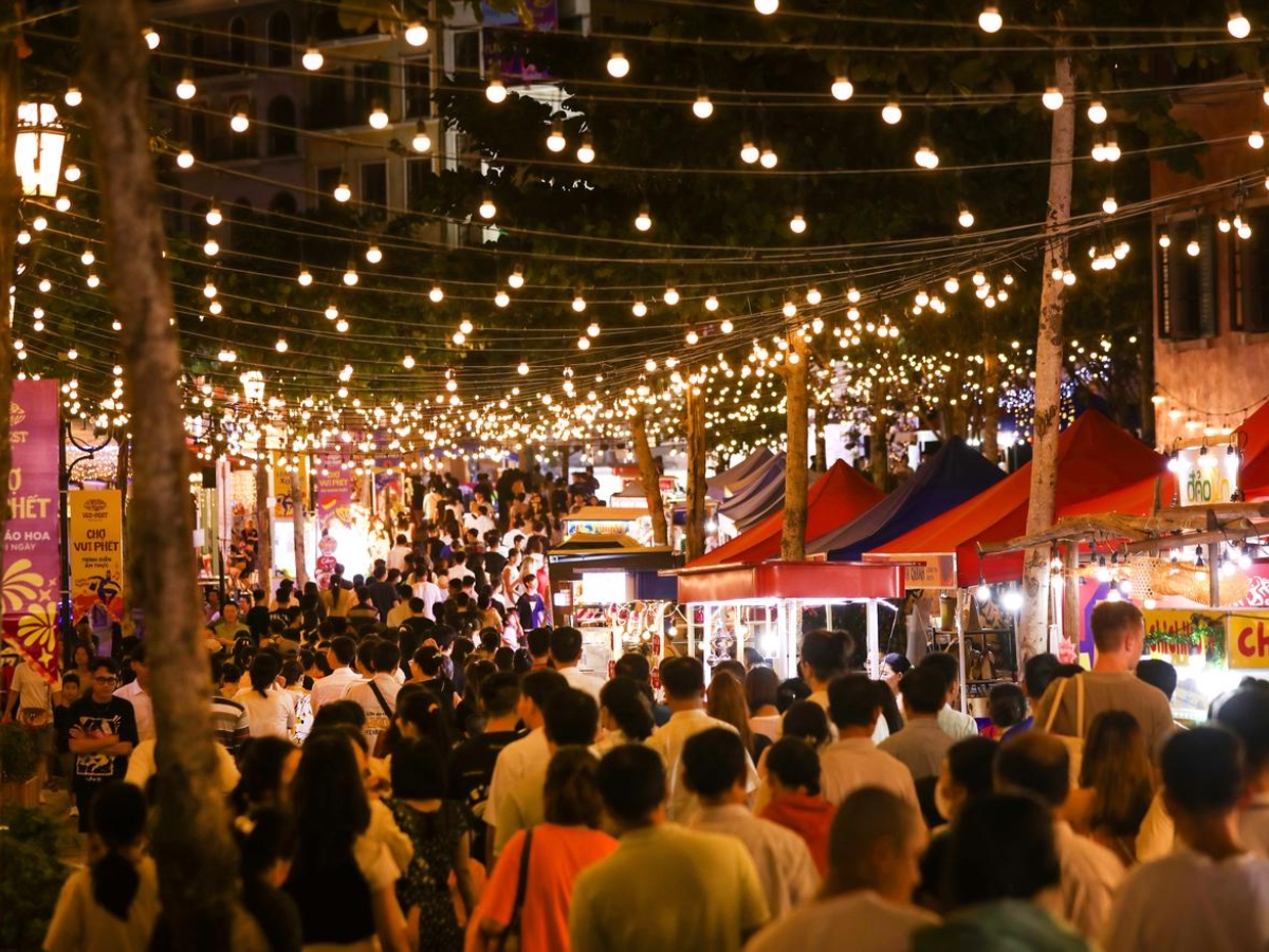 Hòa mình vào không khí náo nhiệt tại chợ đêm Vui Phết
