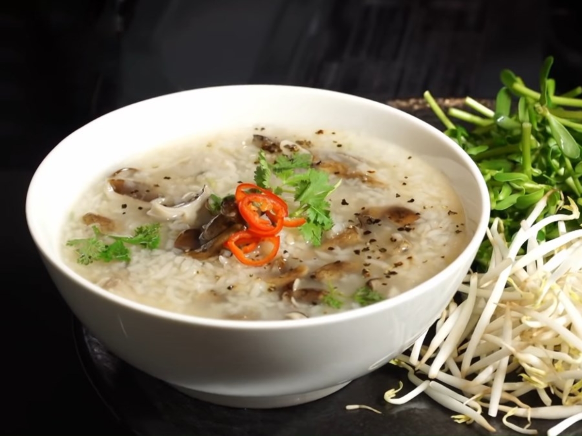 Thưởng thức cháo nấm tràm nóng hổi, thơm ngon, bổ dưỡng