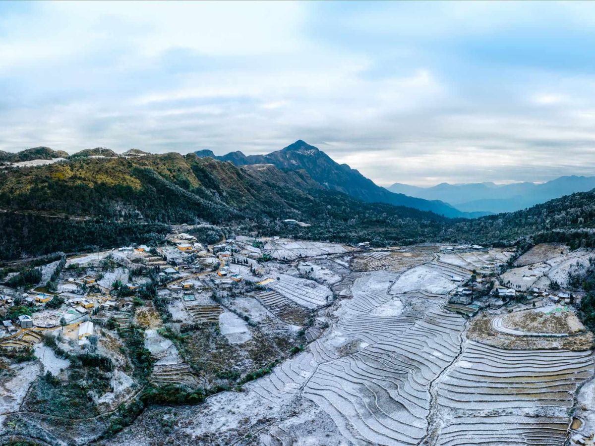 Toàn cảnh tuyết phủ trên Đèo Ô Quy Hồ.