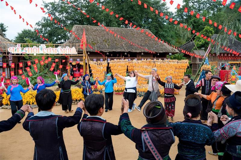 Du khách thích thú check-in tại một trong những địa điểm thuộc quần thể tâm linh trên con đường chinh phục đỉnh Fansipan.