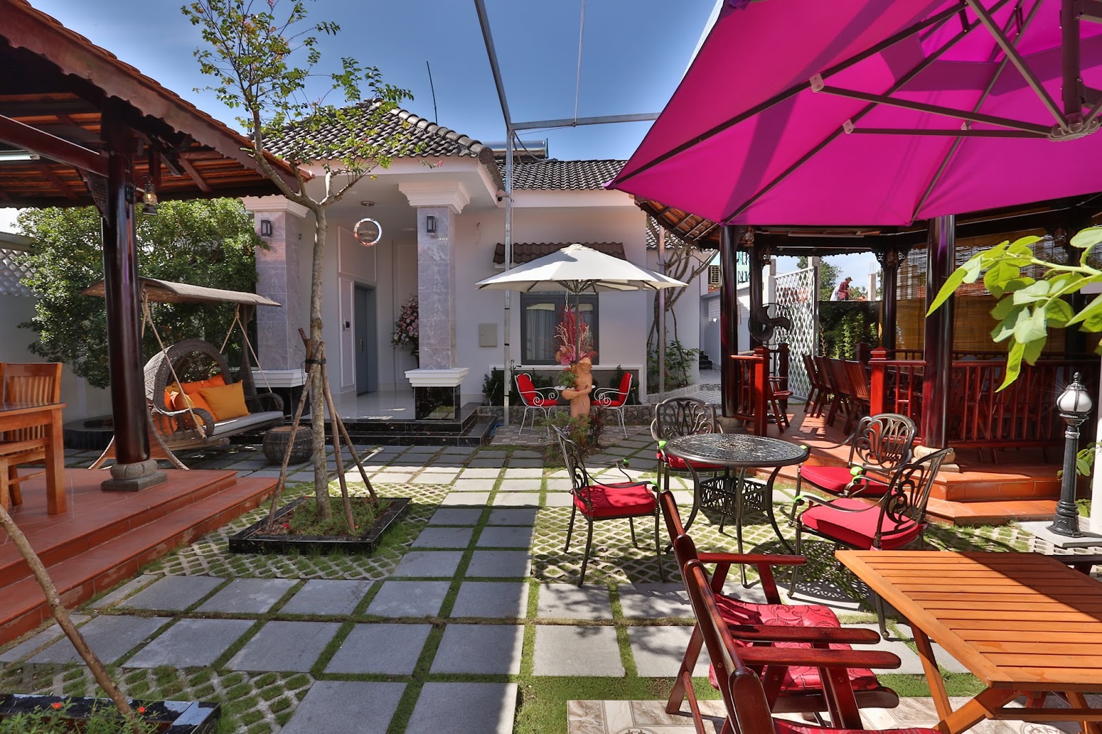 Khách sạn Hoàng Mai sở hữu khu sân vườn ấn tượng.