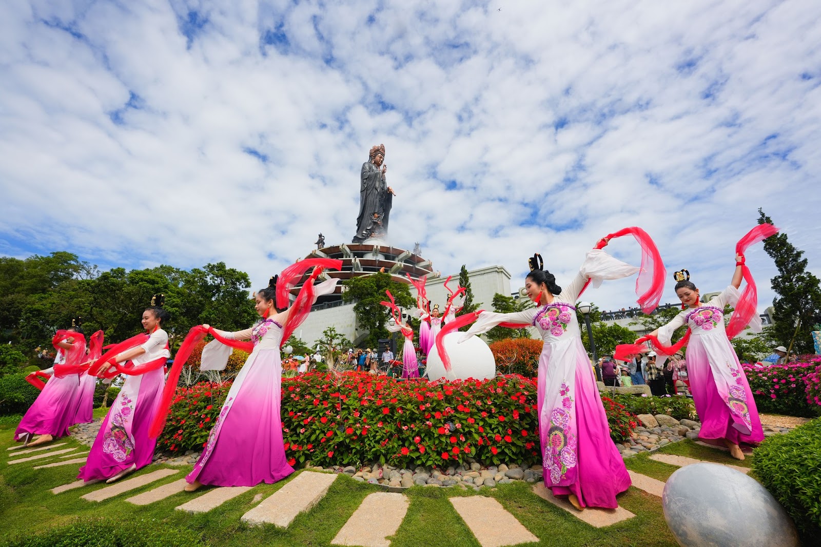 Du lịch núi Bà Đen và trải nghiệm loạt hoạt động hấp dẫn trên đỉnh núi.