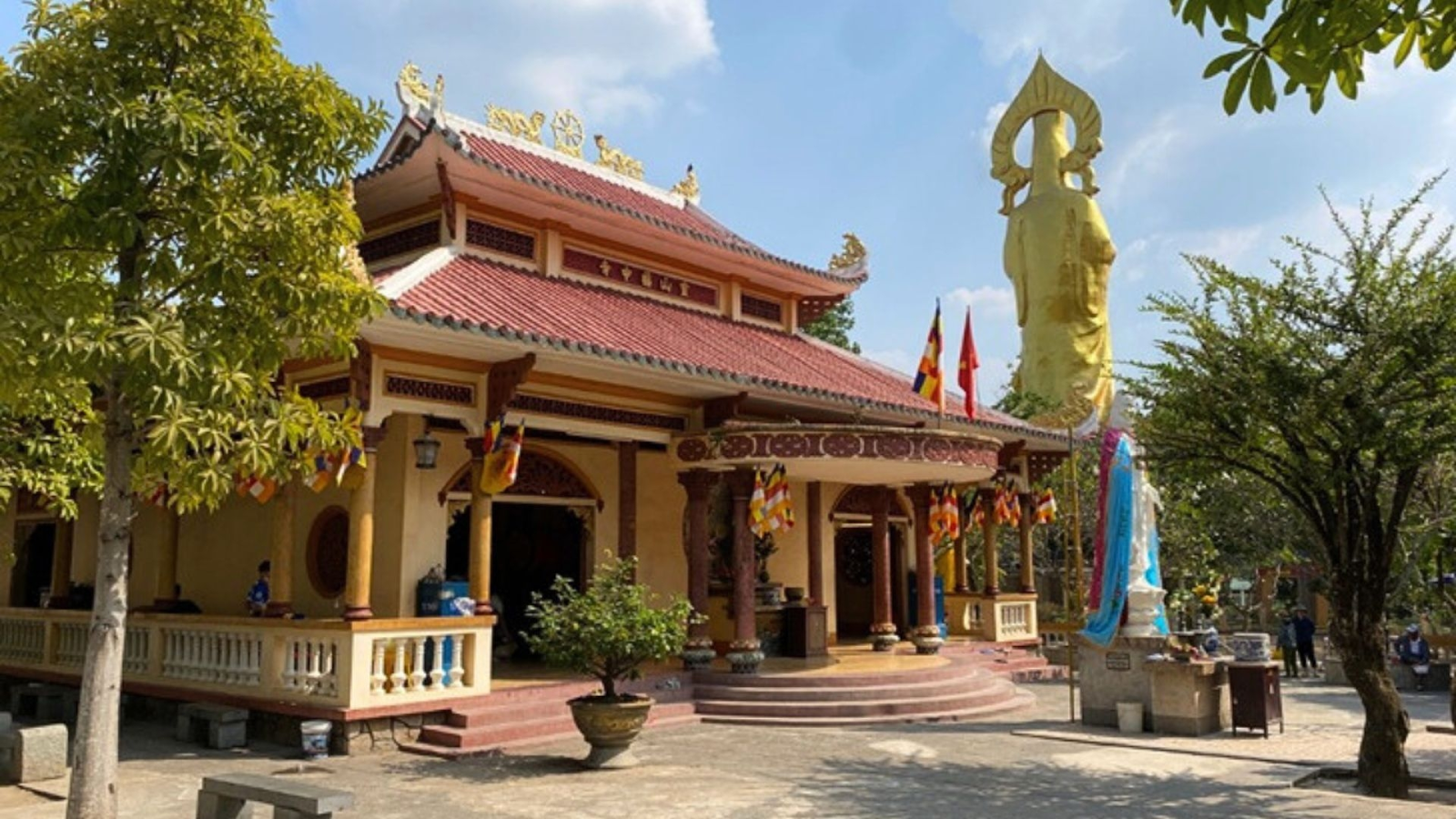 Chùa Linh Sơn Phước Trung có không gian rộng rãi, yên tĩnh, được nhiều Phật tử ghé thăm.