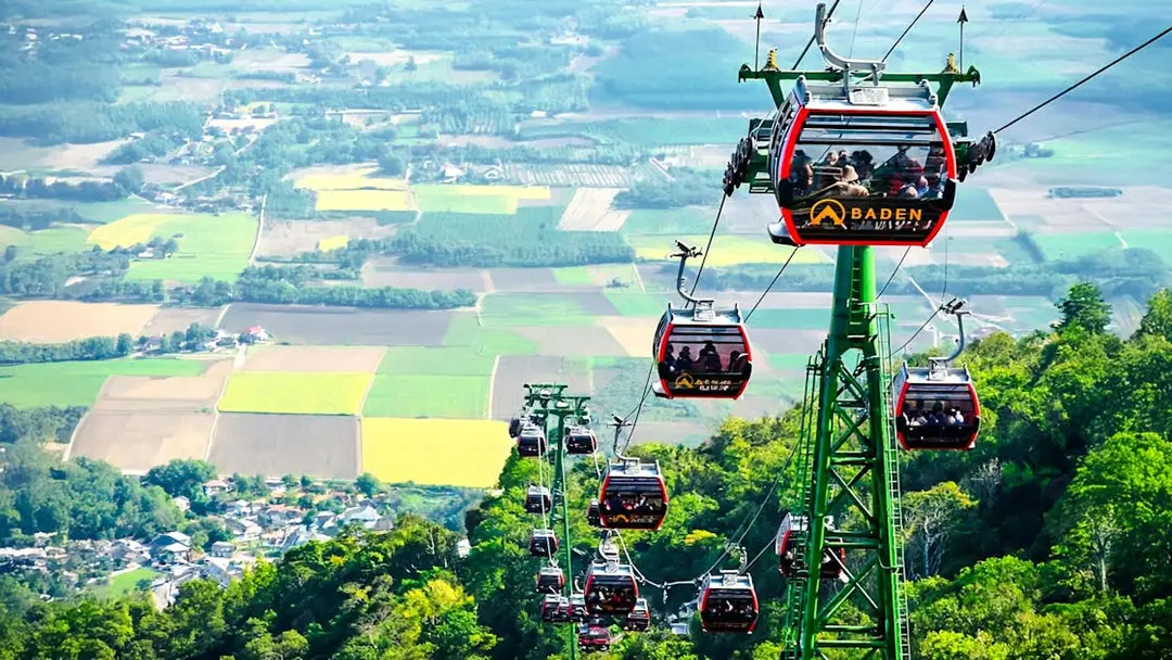 Di chuyển bằng hệ thống cáp treo Sun World Ba Den giúp tiết kiệm thời gian và dễ dàng ngắm nhìn khung cảnh thiên nhiên từ trên cao.