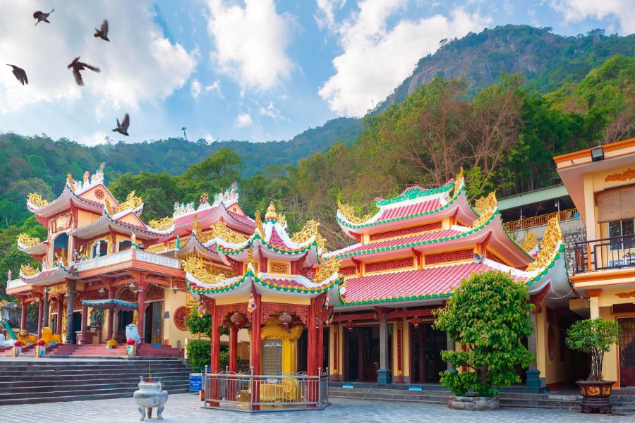 Chùa Linh Sơn Thiên Thạch là ngôi chùa cổ kính và nổi tiếng nhất trong quần thể Núi Bà Đen.