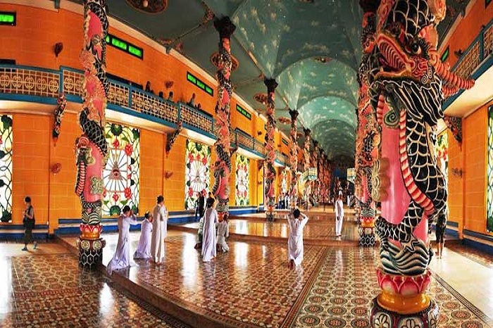 Tòa Thánh Cao Đài là trung tâm của đạo Cao Đài mang ý nghĩa tôn giáo và là điểm tham quan văn hóa đặc sắc của địa phương.