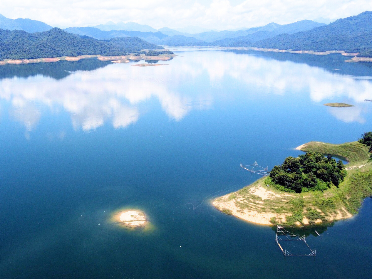 Việc bảo vệ cảnh quan, giữ gìn vệ sinh môi trường quanh hồ là trách nhiệm chung.