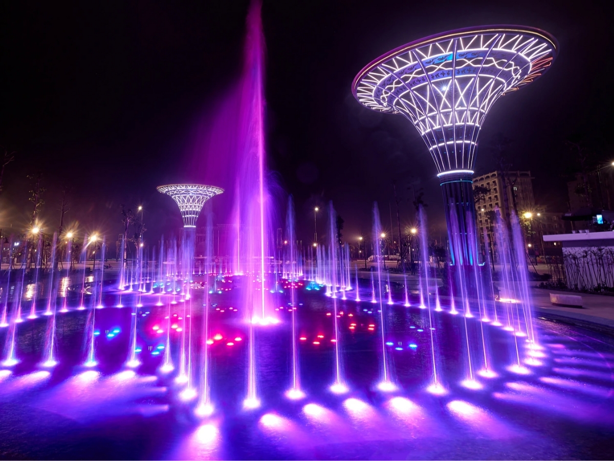 Đi dạo và tham quan tại quảng trường biển Sầm Sơn.