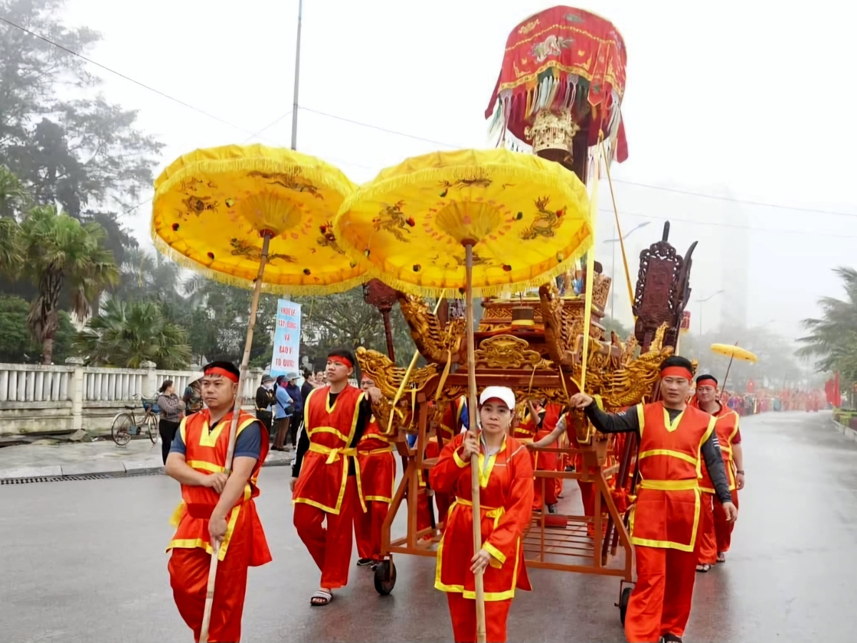 Lễ hội Sầm Sơn thể hiện sự giao thoa giữa tín ngưỡng dân gian với tôn giáo địa phương.