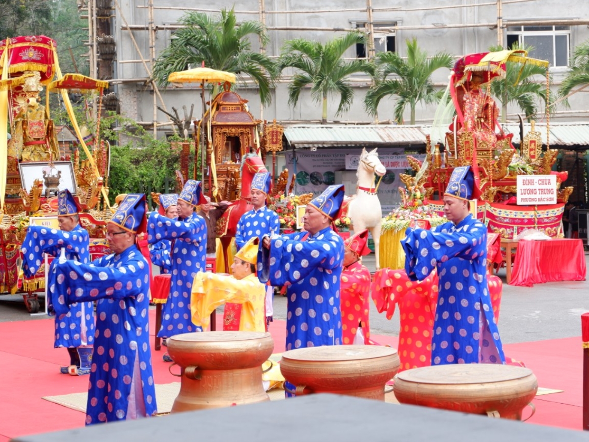 Khi tham gia các lễ hội tâm linh cần giữ thái độ nghiêm túc, lịch sự.