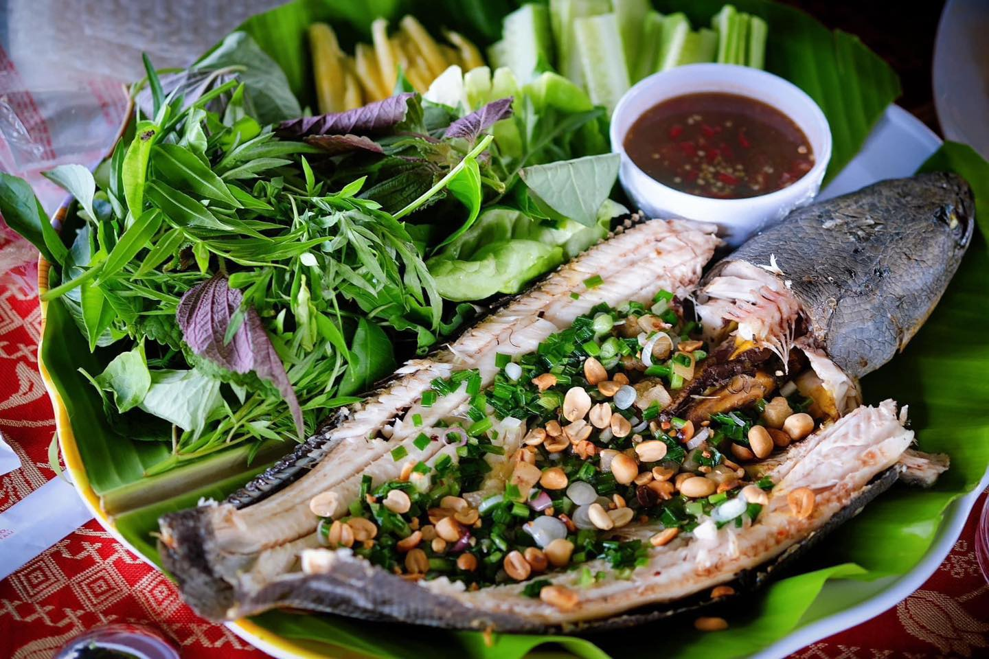 Du khách thưởng thức món cá do chính tay mình câu