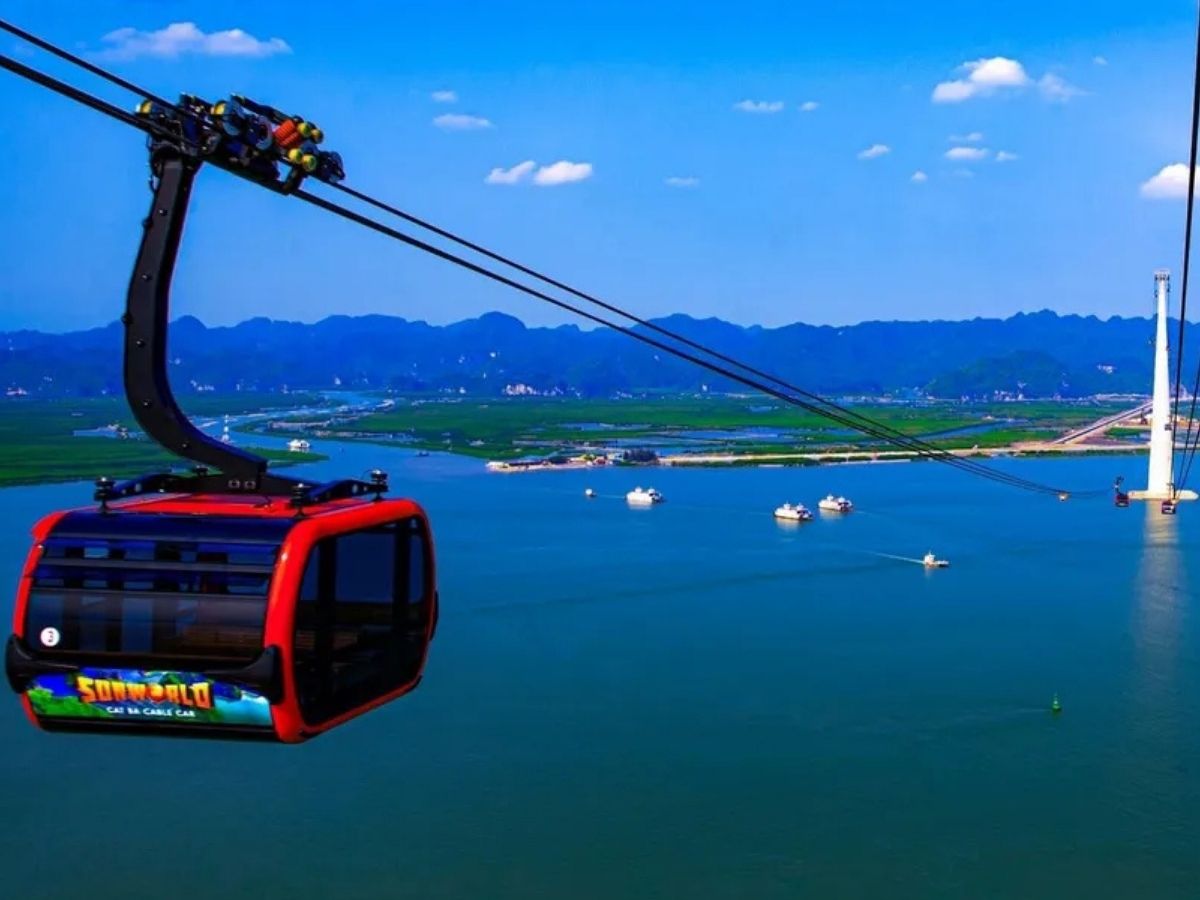Nhiều du khách đánh giá cao về hệ thống cáp treo Cát Bà