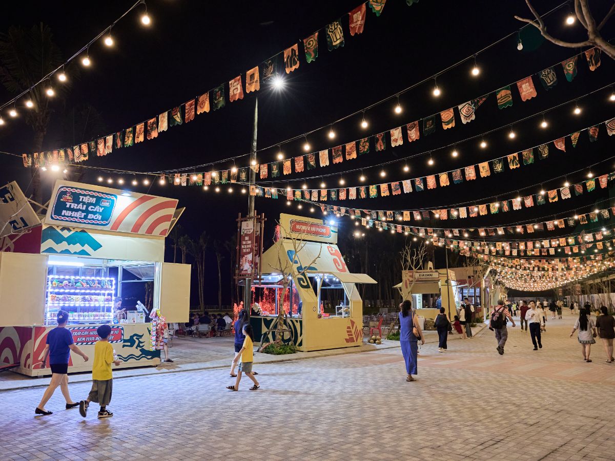 Không khí nhộn nhịp tại chợ đêm Vui-Fest.