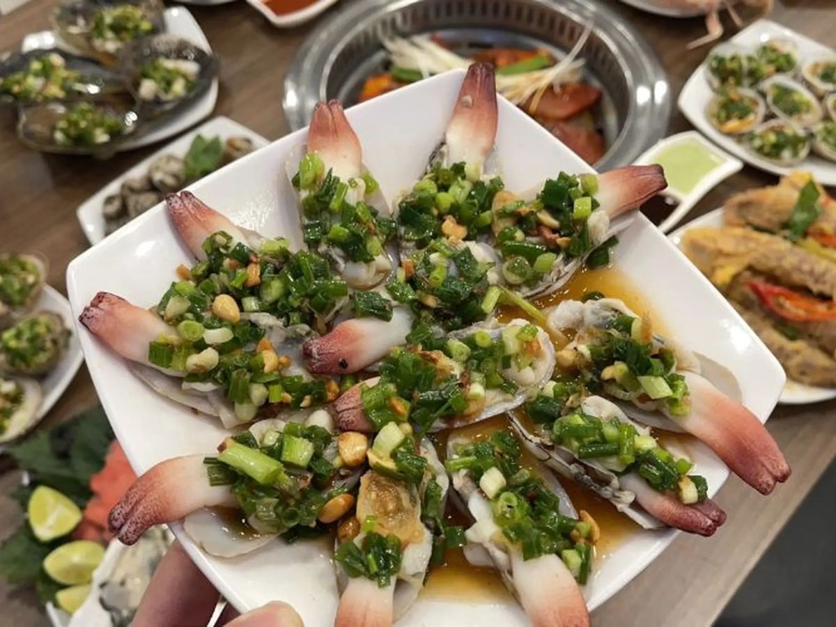 Tu hài là món ăn không thể bỏ lỡ.