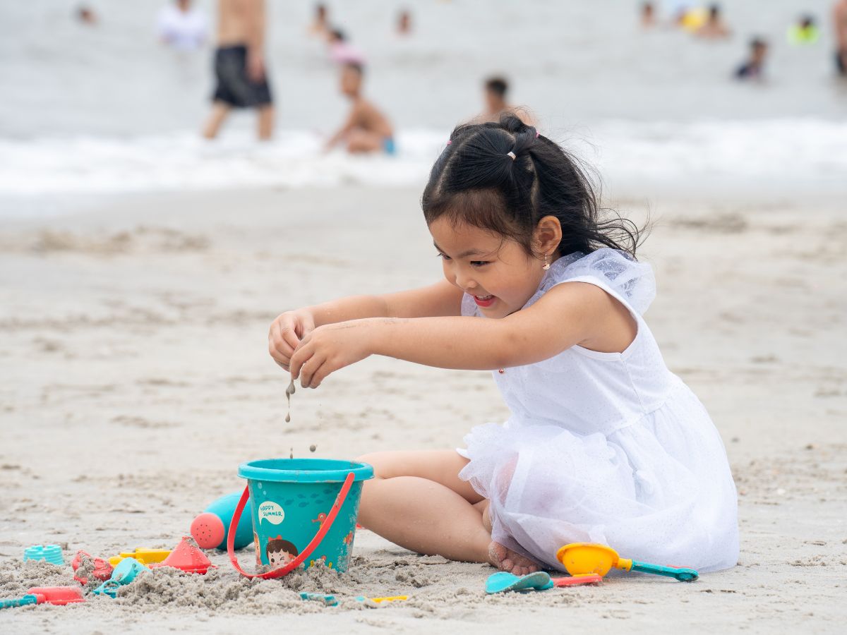 Many fun activities at Tung Thu Beach Cat Ba.