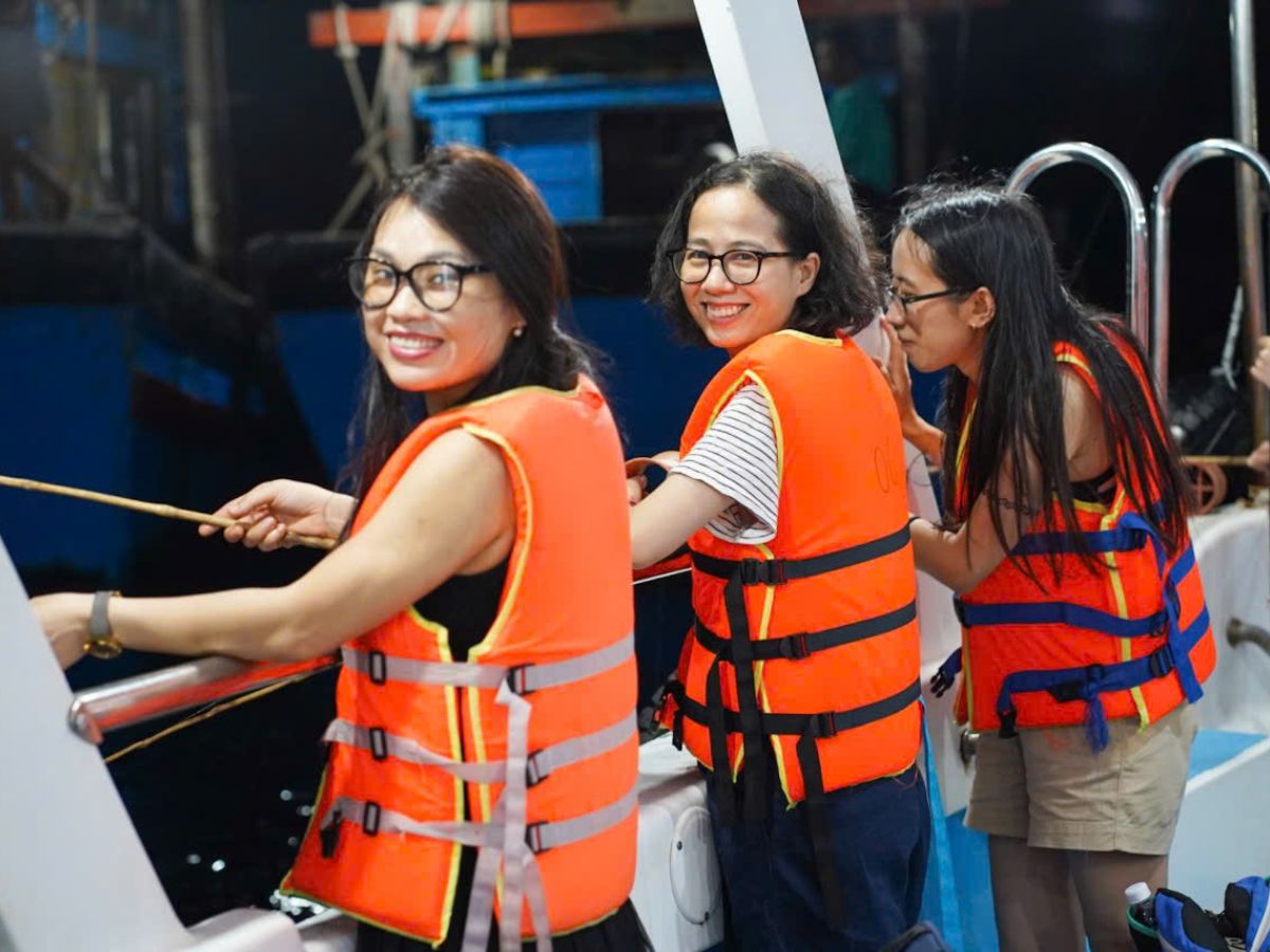 Trải nghiệm câu mực đêm thú vị tại Cát Bà.