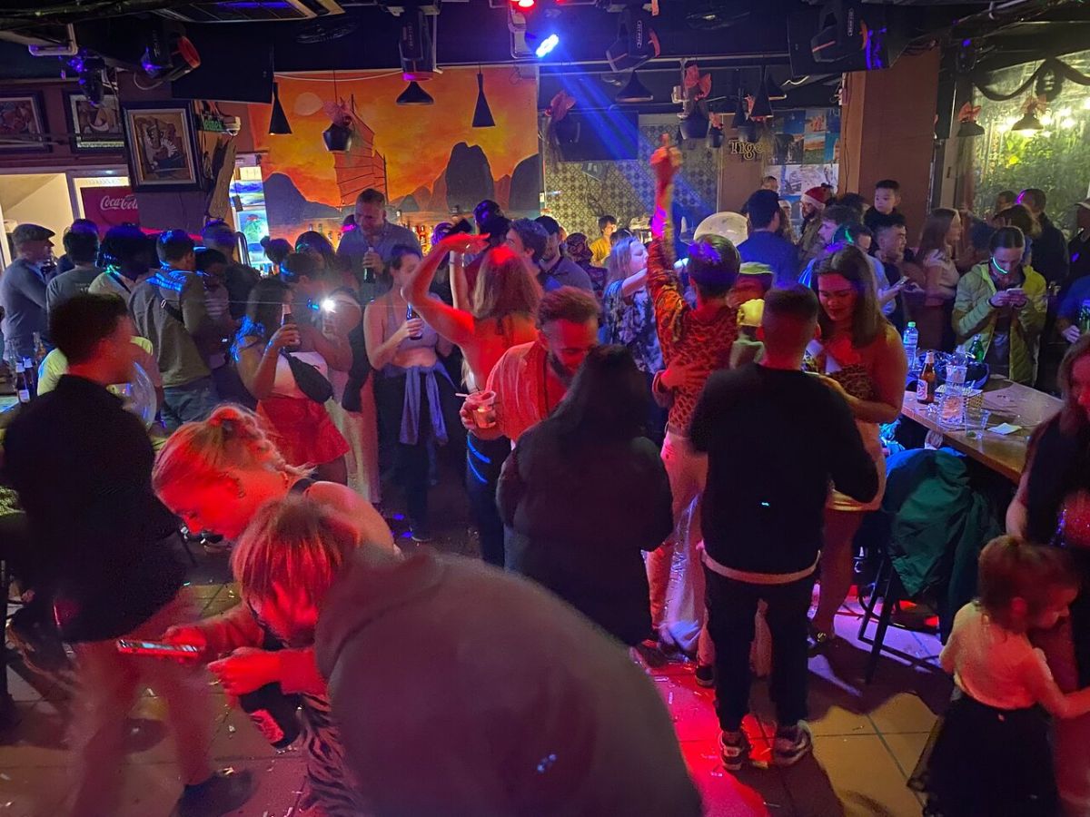 Cat Ba Oasis Bar - Điểm thư giãn quen thuộc tại Cát Bà.