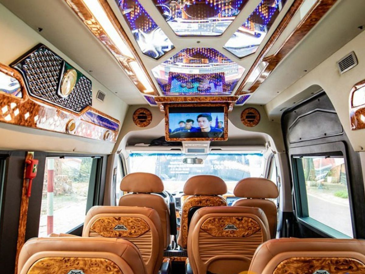 Nhà xe Hoàng Phú với dịch vụ chuyên nghiệp.