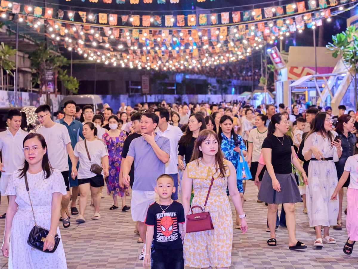 Chợ đêm VUI-Fest Cat Ba với nhiều hoạt động hấp dẫn.