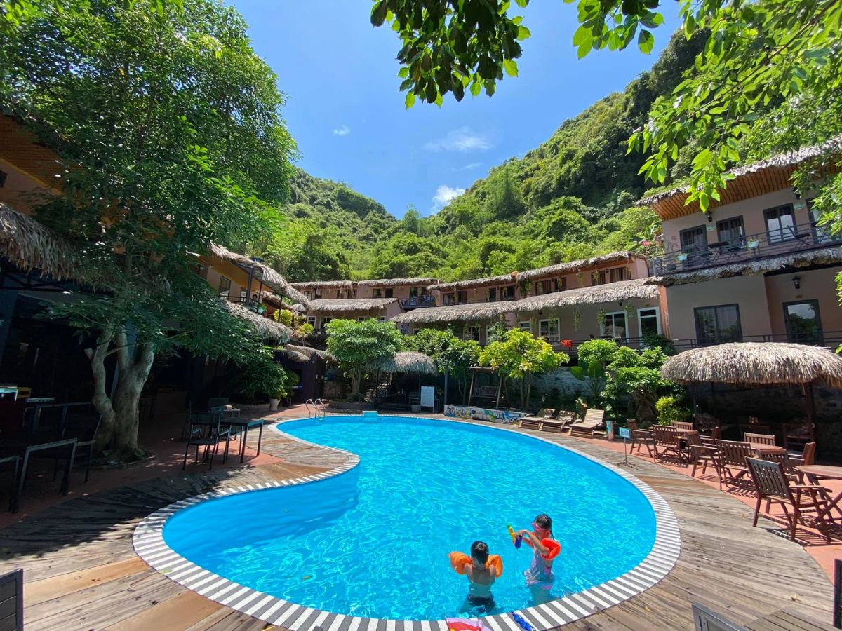 Oasis Bar Cat Ba has an outdoor swimming pool.