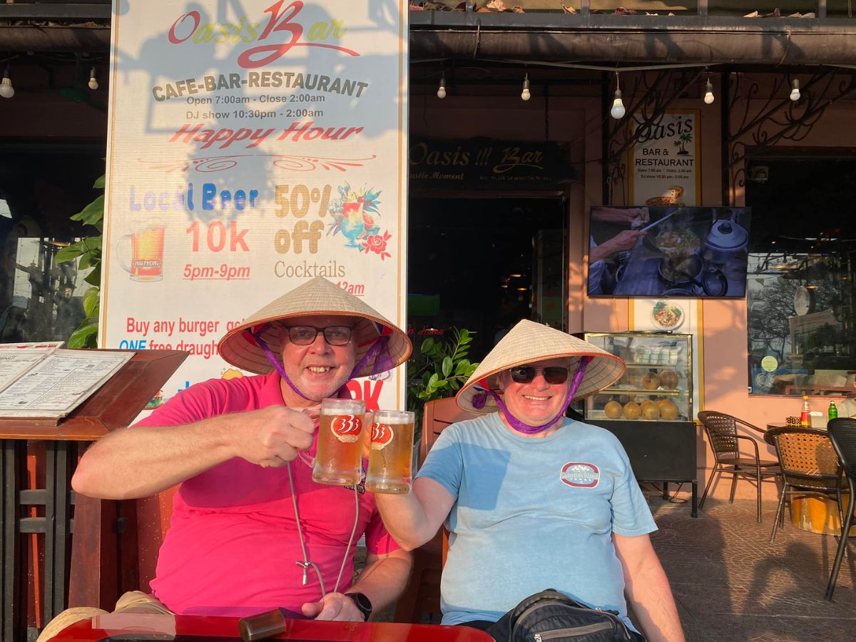 Cat Ba Oasis Bar & Restaurant là điểm hẹn tuyệt vời.