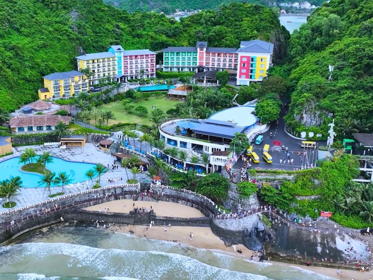 The May Legend CatBa Resort có vị trí đắc địa.