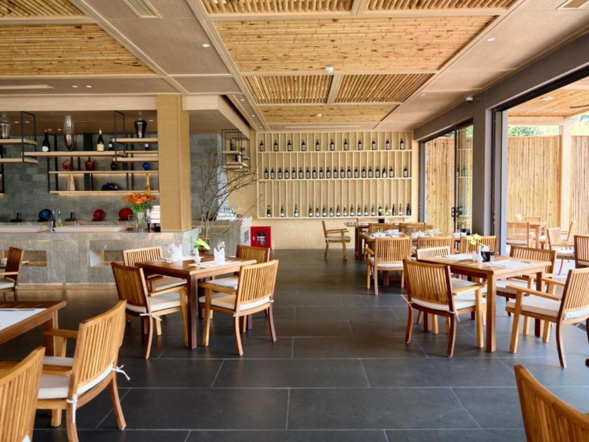 Không gian nhà hàng sang trọng.