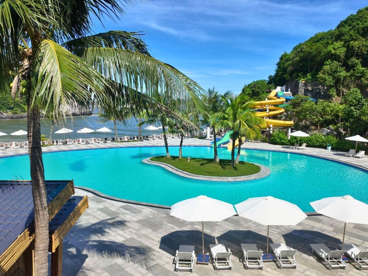 The May Legend CatBa Resort có hồ bơi phục vụ du khách.