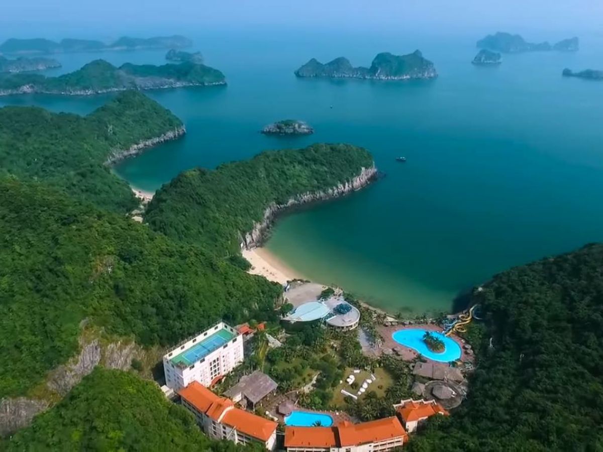 Nên đặt phòng trước tại The May Legend CatBa Resort.