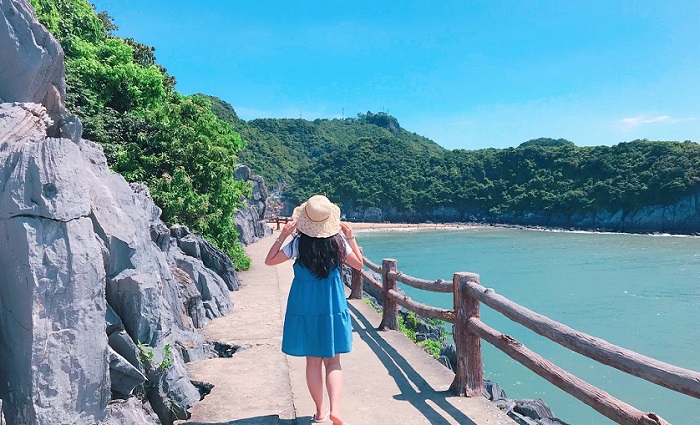 Bãi tắm Cát Cò với dòng nước xanh ngắt.