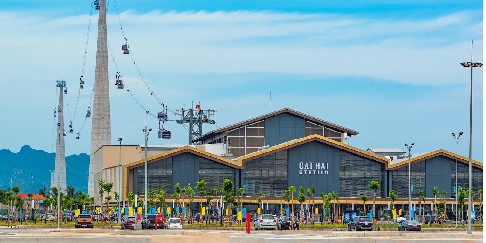 Du khách xuất phát từ ga Cát Hải để đến với đảo Cát Bà hùng vĩ.