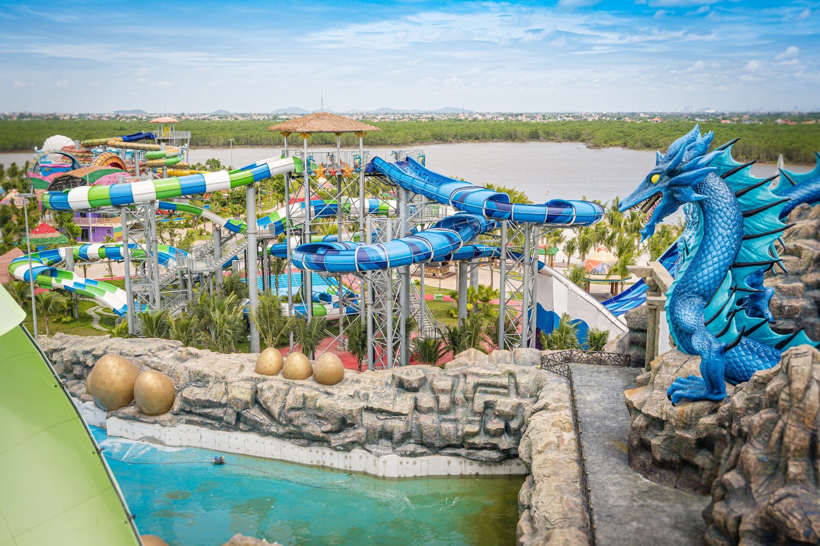 Công viên nước thu hút du khách vào mùa hè.