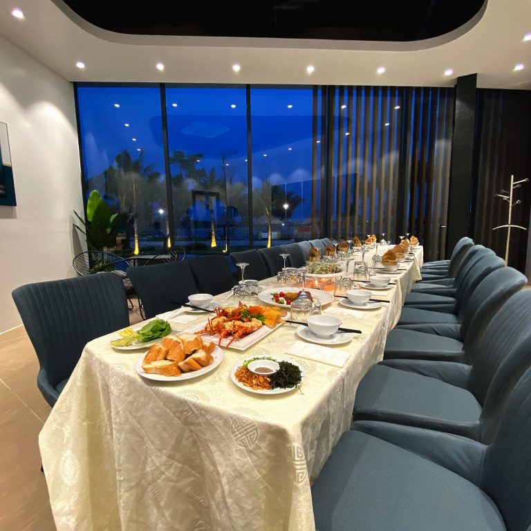 Không gian ăn tối sang trọng trong nhà hàng Con Sò.