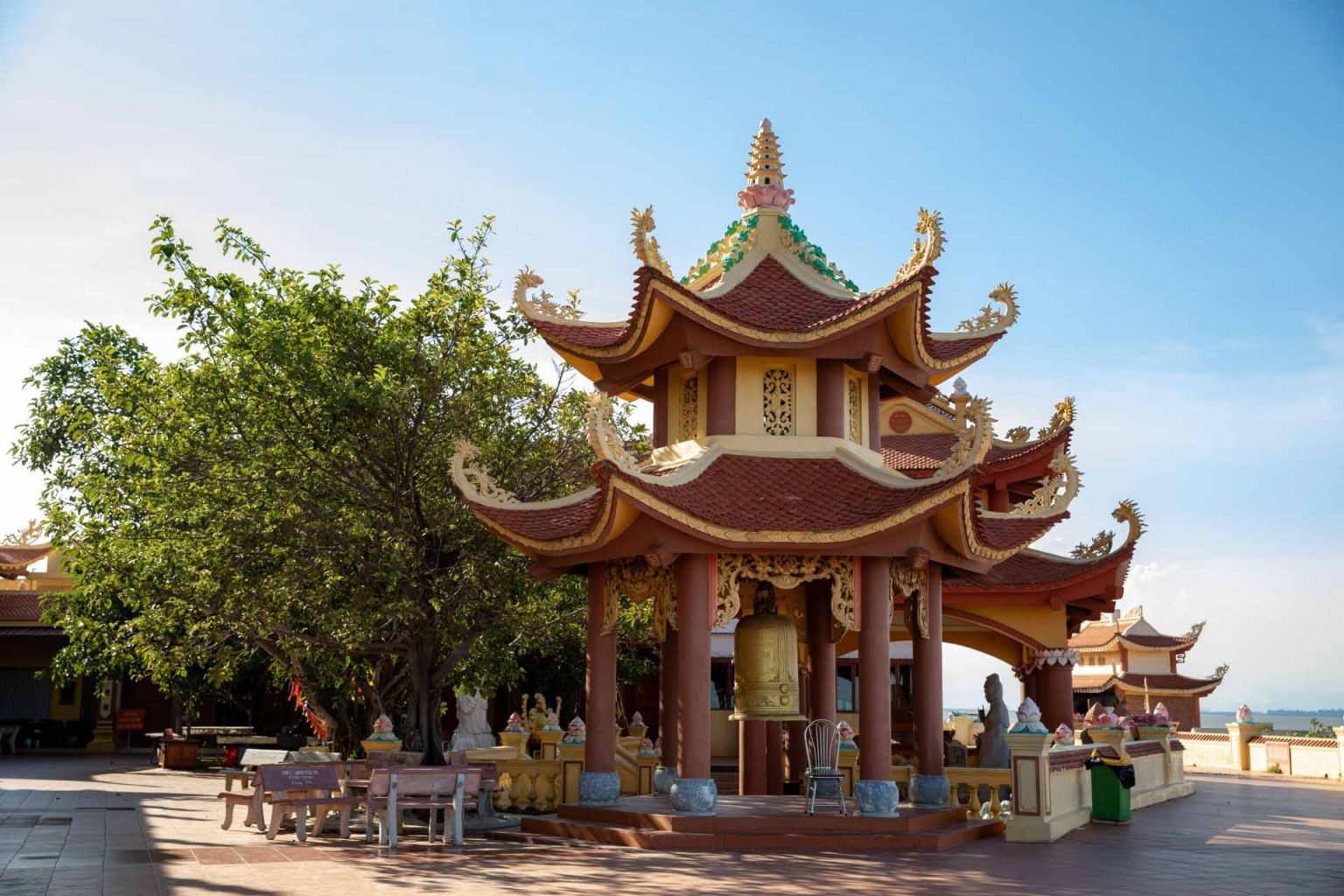 Đền Bà Đế linh thiêng tại biển Đồ Sơn.