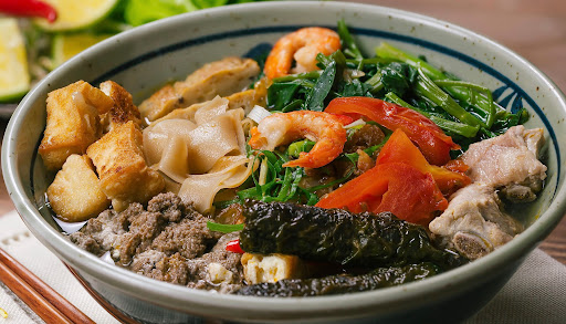 Piping hot Banh Da Cua, with its rich seafood flavor, captivates diners.