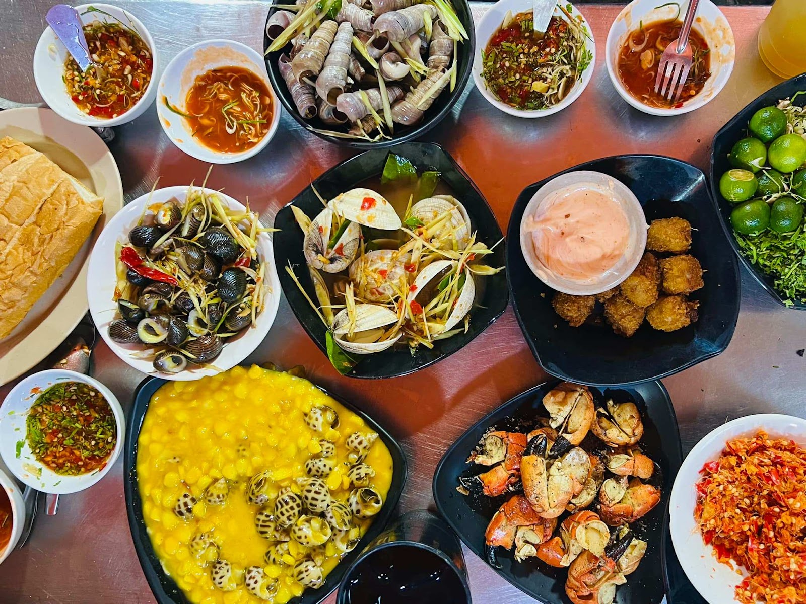 Stir-fried snails with various spices are a familiar snack for the people of Hai Phong.